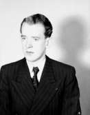 En ung man, bröstbild.H. Molin