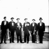 Vagabond orkester, sex män med musikinstrument.