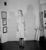 Rumsinteriör, en kvinna.
Konsum Special.