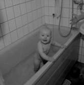 En baby i badkaret.
Patrik