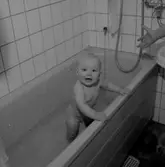 En baby i badkaret.
Patrik