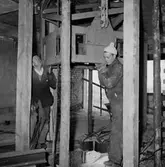 Byggnadsarbete, två män.
Örebro söder.