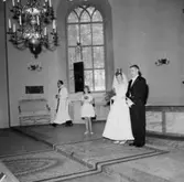 Interiör av Stora Mellösa kyrka, brudpar, en präst och en flicka.
Ragges bröllop.