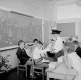 Rostaskolan, klassrumsinteriör, skolbarn.
Sussis och Hasses examen.
Examen i andra klass, lärarinna Märta Ljung.