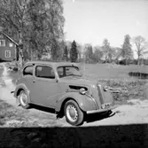 Personbil. Bostadshus till vänster på bilden.Allmotor AB.