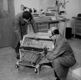 National Kassa Register AB, kontorsmaskiner, interiör, två män.