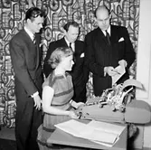 National Kassa Register AB, kontorsmaskiner, interiör, fyra personer.