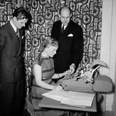 National Kassa Register AB, kontorsmaskiner, interiör, tre personer.