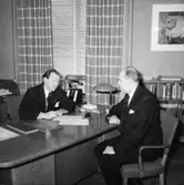 National Kassa Register AB, kontorsmaskiner, interiör, två män.