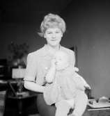 Rumsinteriör, en kvinna och en liten flicka.Familjen Luleå