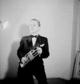 En man med musikinstrument (trumpet).
Lars Resberg