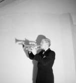 En man med musikinstrument (trumpet).
Lars Resberg
