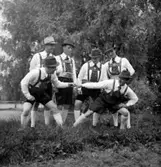 Tyroler orkestern, sex utklädda män vid Eyravallen.