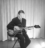 Hagströms orkester, en man med musikinstrument (gitarr).