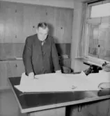 Interiör, en man.
Direktör Cederlund, Konsum.