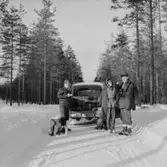 Skidåkning, tre män vid bilen.