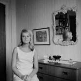 Rumsinteriör, en flicka.Janna