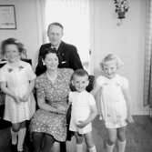 Rumsinteriör, familjegrupp fem personer.Fors