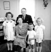 Rumsinteriör, familjegrupp fem personer.Fors