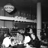 Konsums självservering, matsalsinteriör, grupp vid bordet.