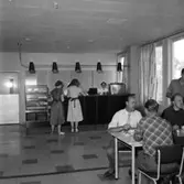 Konsums självservering, matsalsinteriör, grupp vid bordet.