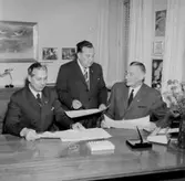 Normans bilfirma, kontorsinteriör, tre män.
Beställare: K&K, Stockholm.