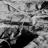 Byggnadsarbete, en man Handschakt för pålgrop i grunden.

Örebro söder.