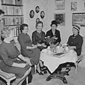 Rumsinteriör, släktgrupp fem kvinnor.
Anna-Maja Löfqvists 50-årsdag.