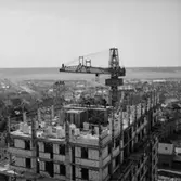 Stadsvy, byggnadsarbete i förgrunden.
 Örebro söder, Krämarbygget.