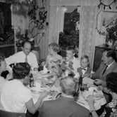 Rumsinteriör, släktgrupp, födelsedagsfirande.
Harry Rex på 50-årsdagen.