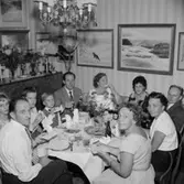 Rumsinteriör, släktgrupp, födelsedagsfirande.
Harry Rex på 50-årsdagen.