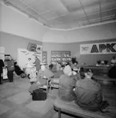 Utställning på Konsthallen, interiör, APK:s utställningsmonter (Kjellgrens Brödfabrik AB).
