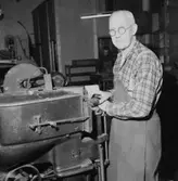 Oscaria Skofabrik, interiör, skotillverkning, en man.