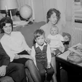 Rumsinteriör, familjegrupp fyra personer.
Docent Lennart Åqvist