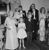 Rumsinteriör, familjegrupp sju personer.
Fru Risbergs 70-årsdag.