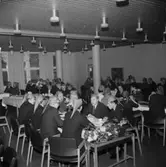 Julfest på restaurang Stortorget, interiör, grupp vid bordet.