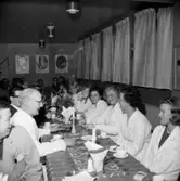 Avskedsfest för L.C. chefen Torsten Östergren, interiör, grupp.