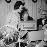 Avskedsfest för L.C. chefen Torsten Östergren, interiör, grupp.