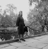 En kvinna. Kläderna från Konsum Damkonfektion.