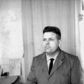 En man, bröstbild.
Fredriksson
Bilden tagen för körkort.