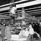 Konsum Domus, affärsinteriör, kunder och personal. Juldisk.