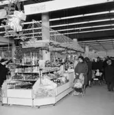 Konsum Domus, affärsinteriör, kunder och personal. Juldisk.