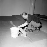 Konsum Domus, affärsinteriör, inredningsarbete inför öppnandet, en man.