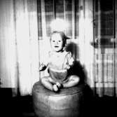 Rumsinteriör, en liten pojke.Pettersson