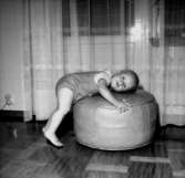 Rumsinteriör, en liten pojke.Pettersson