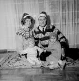 Rumsinteriör, familjegrupp fyra personer.
Familjen Bengt Seger
Bilden tagen för julkort.