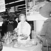 Konsum Domus, affärsinteriör, kunder och personal, demonstration av Pyrex-produkter.