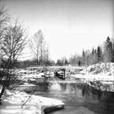 Rastälven vid Nyhyttan, bron över älven.Vinterbild.