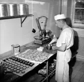 Konsums bageri, interiör, en man.