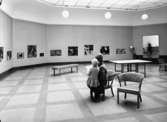 Tomas Nordbäcks utställning på Konsthallen, interiör av utställningssalen, en kvinna och en flicka.